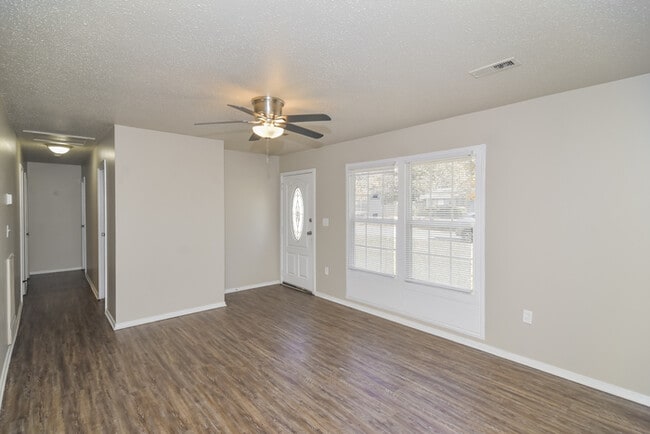 Building Photo - 2115 Fernbrook Dr NE