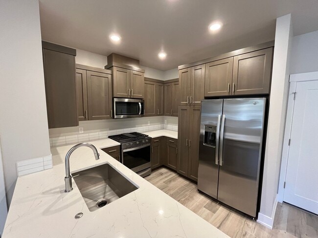 Building Photo - Beautiful 3 Bed/2.5 Bath Townhome - Community Pool and Fitness Center!