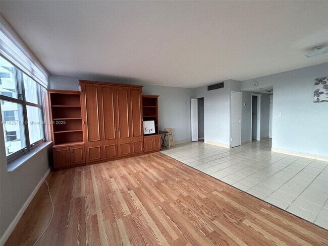 Building Photo - 2899 Collins Ave