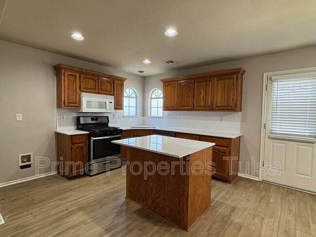 Building Photo - 10333 E 112th St S