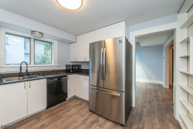 Building Photo - 151 Mt Kemble Ave