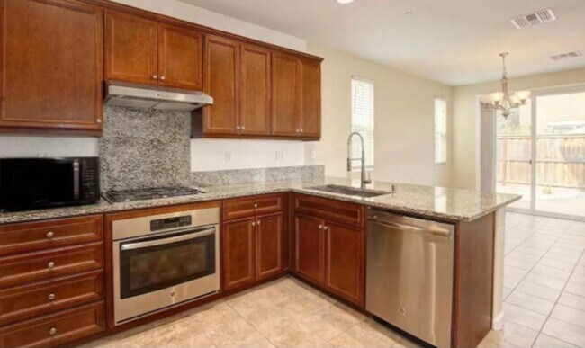 Building Photo - Beautiful and Sunny Home in Roseville Awaits! - Viewings by appointment only!