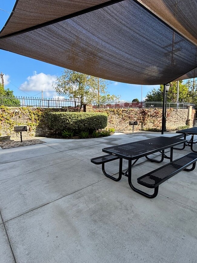 Building Photo - Move-In Ready 4 Bedroom Home Perfect for Professionals & Families