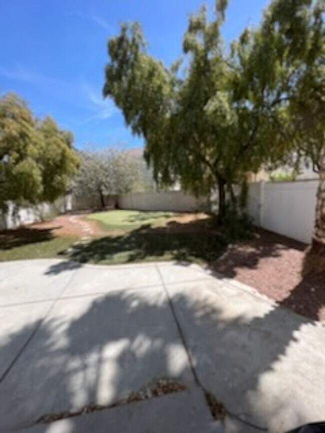 Building Photo - 4 Bedroom Located in Lamplight!