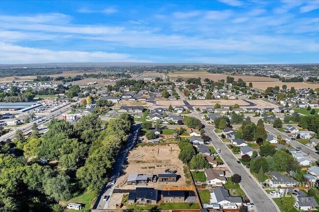 Building Photo - 384 London St