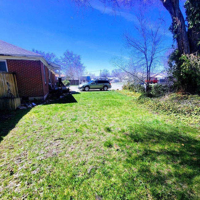 Building Photo - Private East Murray Home with HUGE yard!