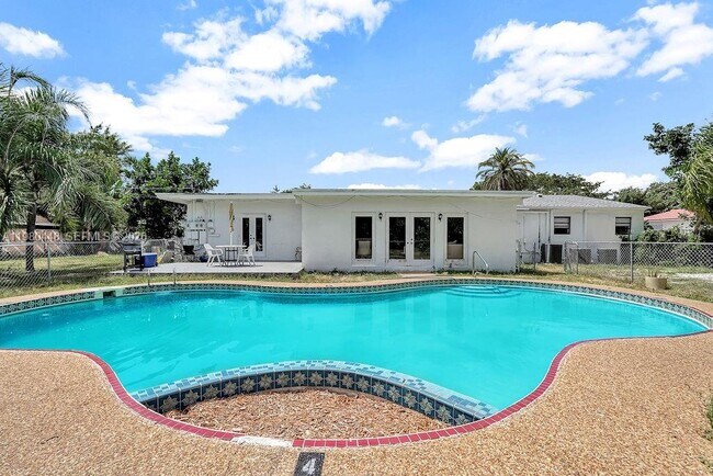 Building Photo - 2417 Pierce St