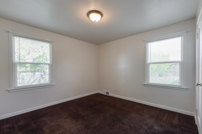 Building Photo - COMING SOON !!! Shadle Park 3 Bedroom 2 Bath Home near Garland district