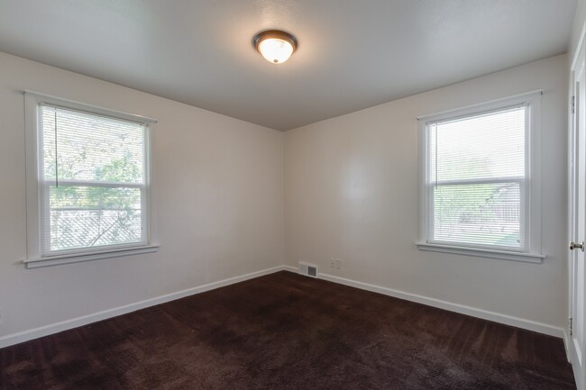 Building Photo - Shadle Park 3 Bedroom 2 Bath Home near Gar...