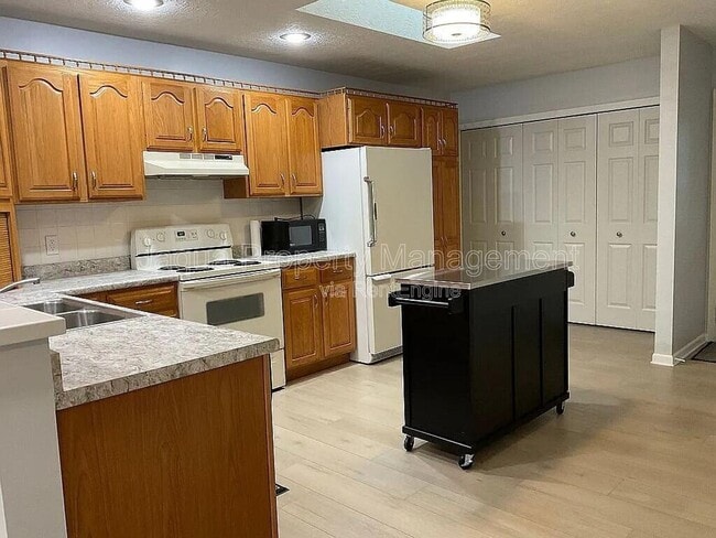 Building Photo - 239 Lovell St