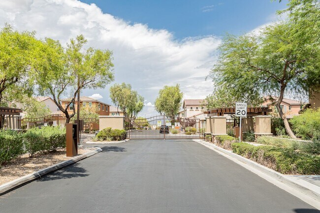 Building Photo - Exquisite 5 bedroom 4 bathroom home with fresh paint and new carpet waiting for you!