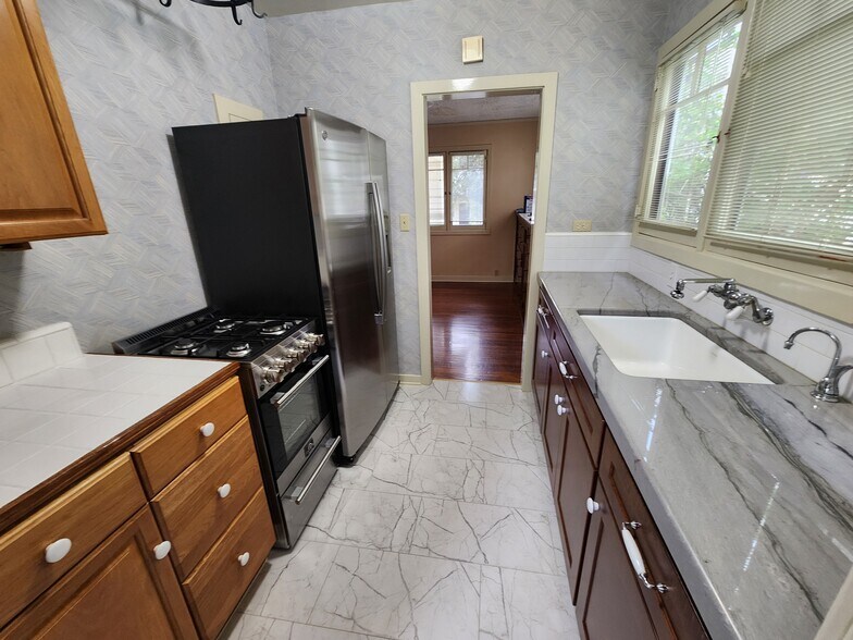 Quartzite Sink Counter - 228 N Myrtle Ave