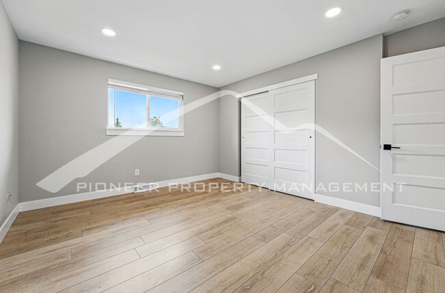 Building Photo - Spacious Duplex with Washer/Dryer and Cent...