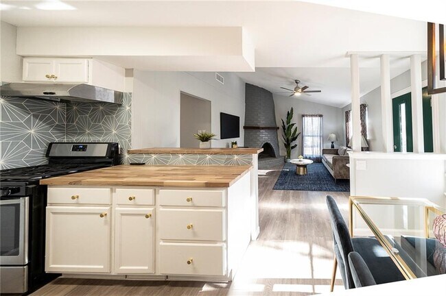 Building Photo - 4900 Hawk Cove