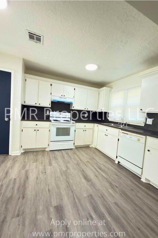 Building Photo - 3 Bedrooms / 1.5 Bathrooms House