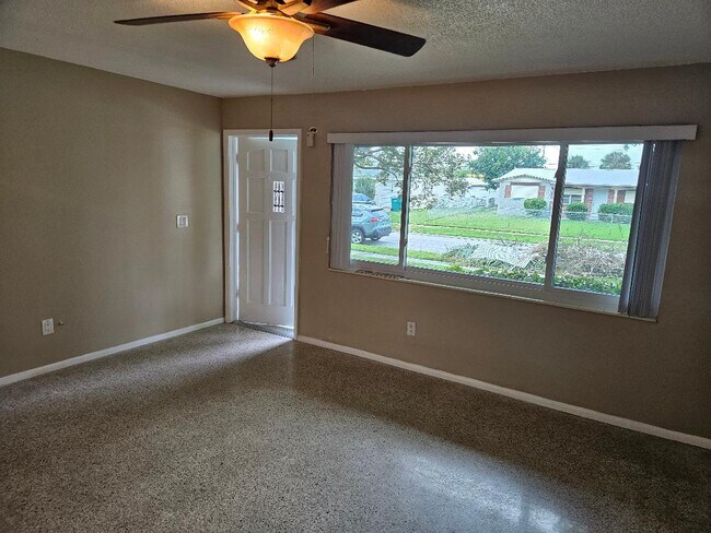 Living Area - 533 Oxford Ave
