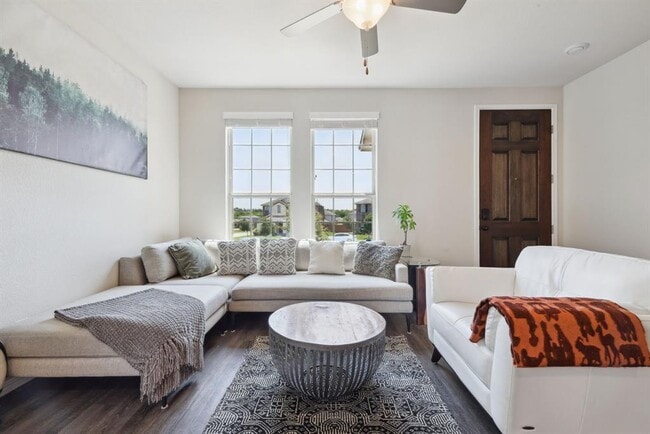 Building Photo - 2204 Land Grant Wy