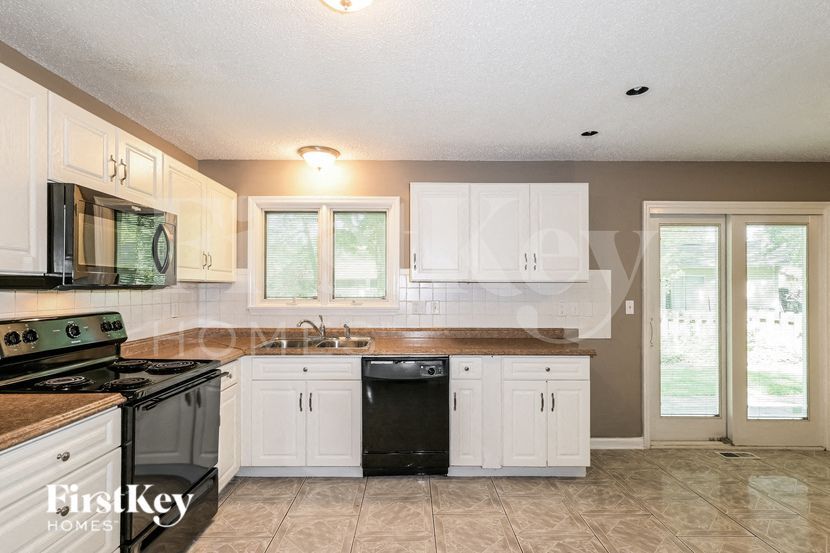 Building Photo - 125 Lake Point Dr