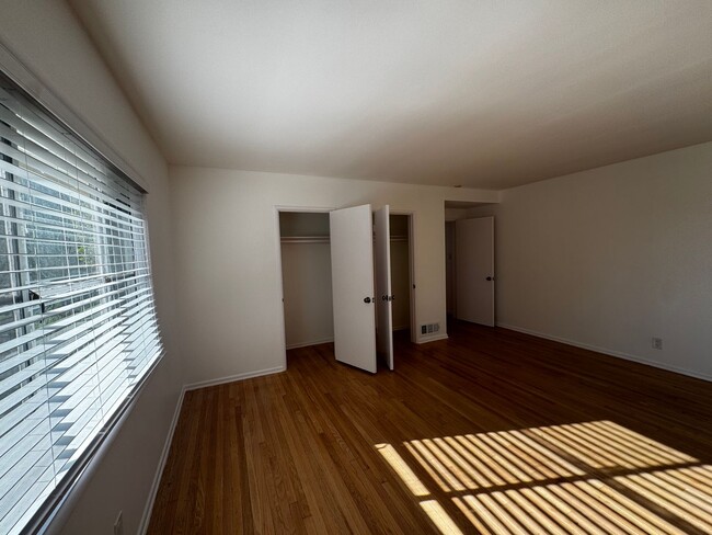 Building Photo - SPACIOUS 3 BEDROOM 2.5 BATH IN THE HEART O...