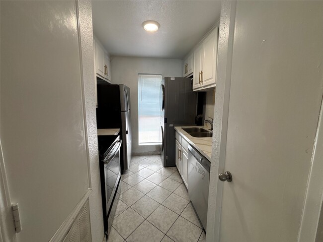 Building Photo - 8405 Wilcrest Dr