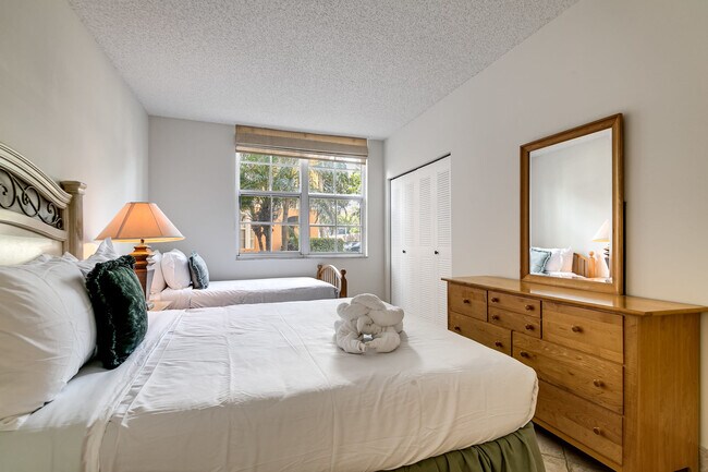 Building Photo - 19601 E Country Club Dr