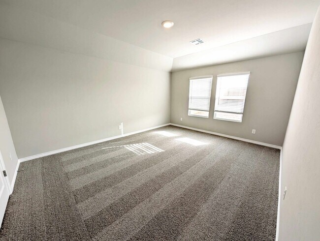 Building Photo - Newer 3/2 in Mustang Schools