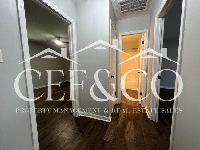 Building Photo - Beautifully updated 2 bedroom duplex!