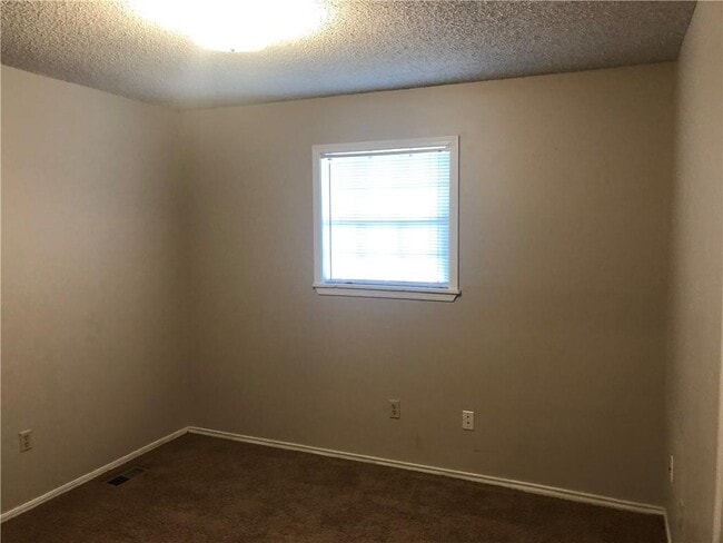 Building Photo - 211 S Carl St