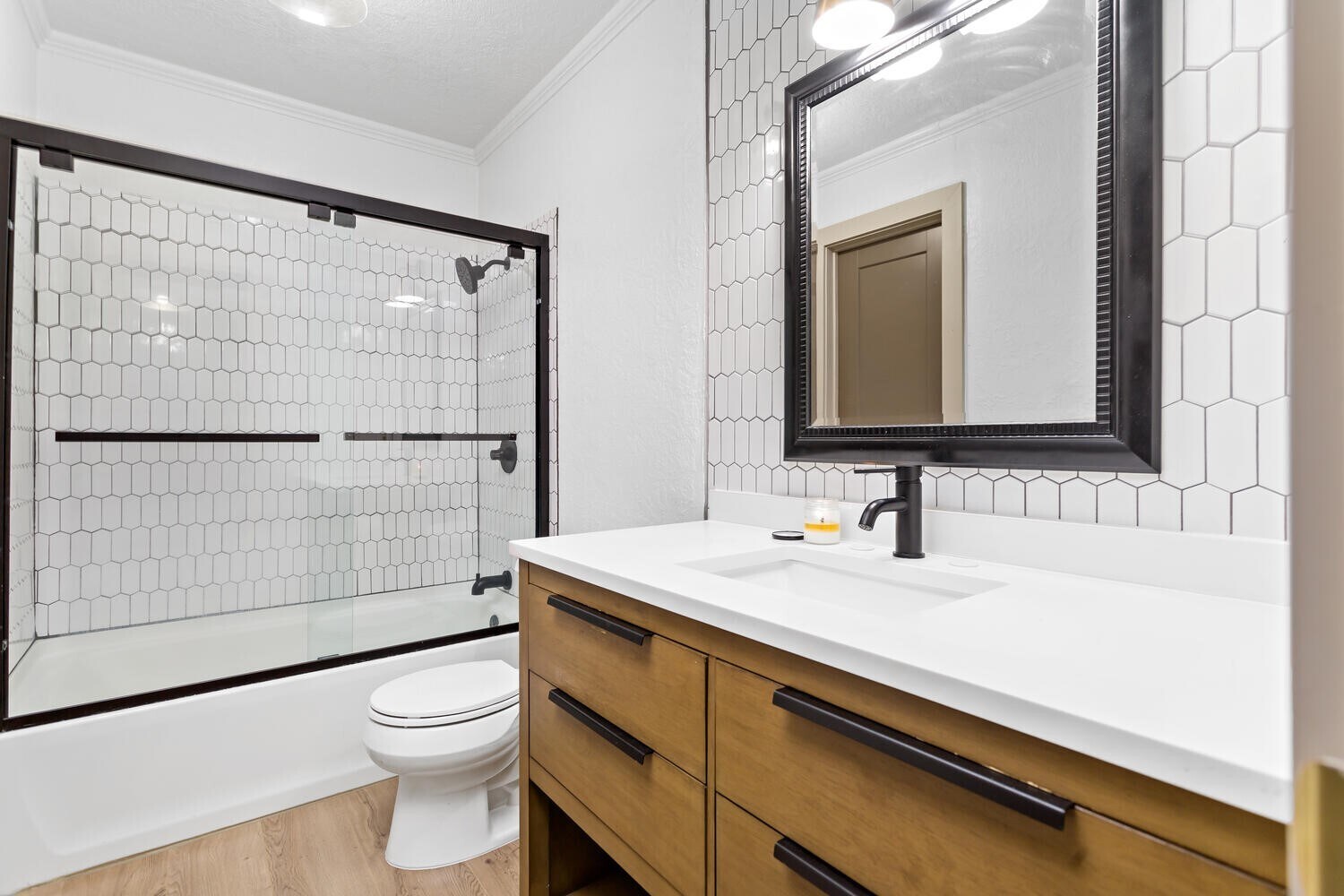 Upstairs Bath - 5885 Woodway Dr