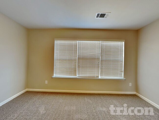 Building Photo - 2831 Village Center Dr