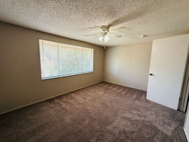 Building Photo - Charming 3 bedroom 1.5 bath condo for rent