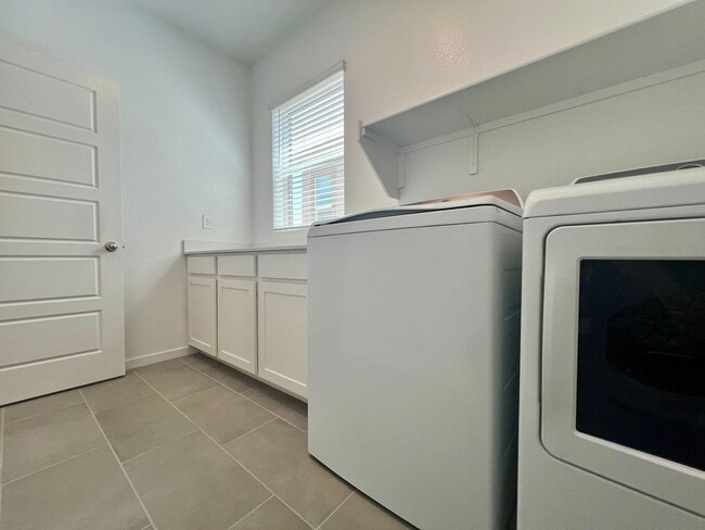 Building Photo - Stunning Newly Built 4-Bedroom, 3-Bathroom Home in Henderson