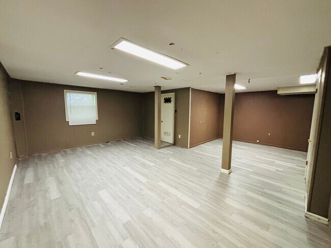 Building Photo - 616 Broce Dr