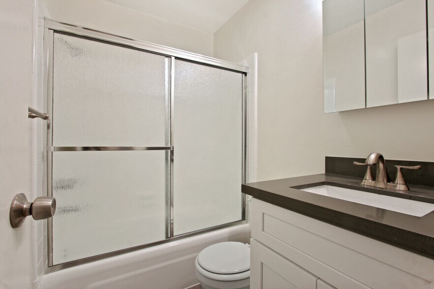 Building Photo - 848 7th St