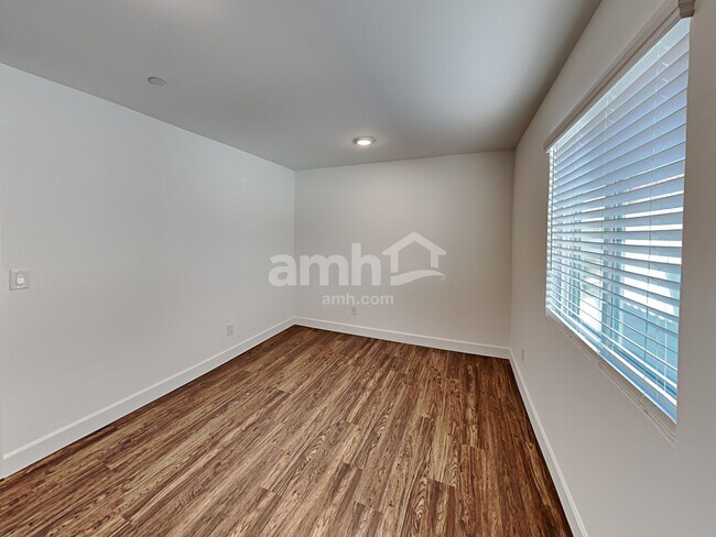 Building Photo - 3376 Blodwen St