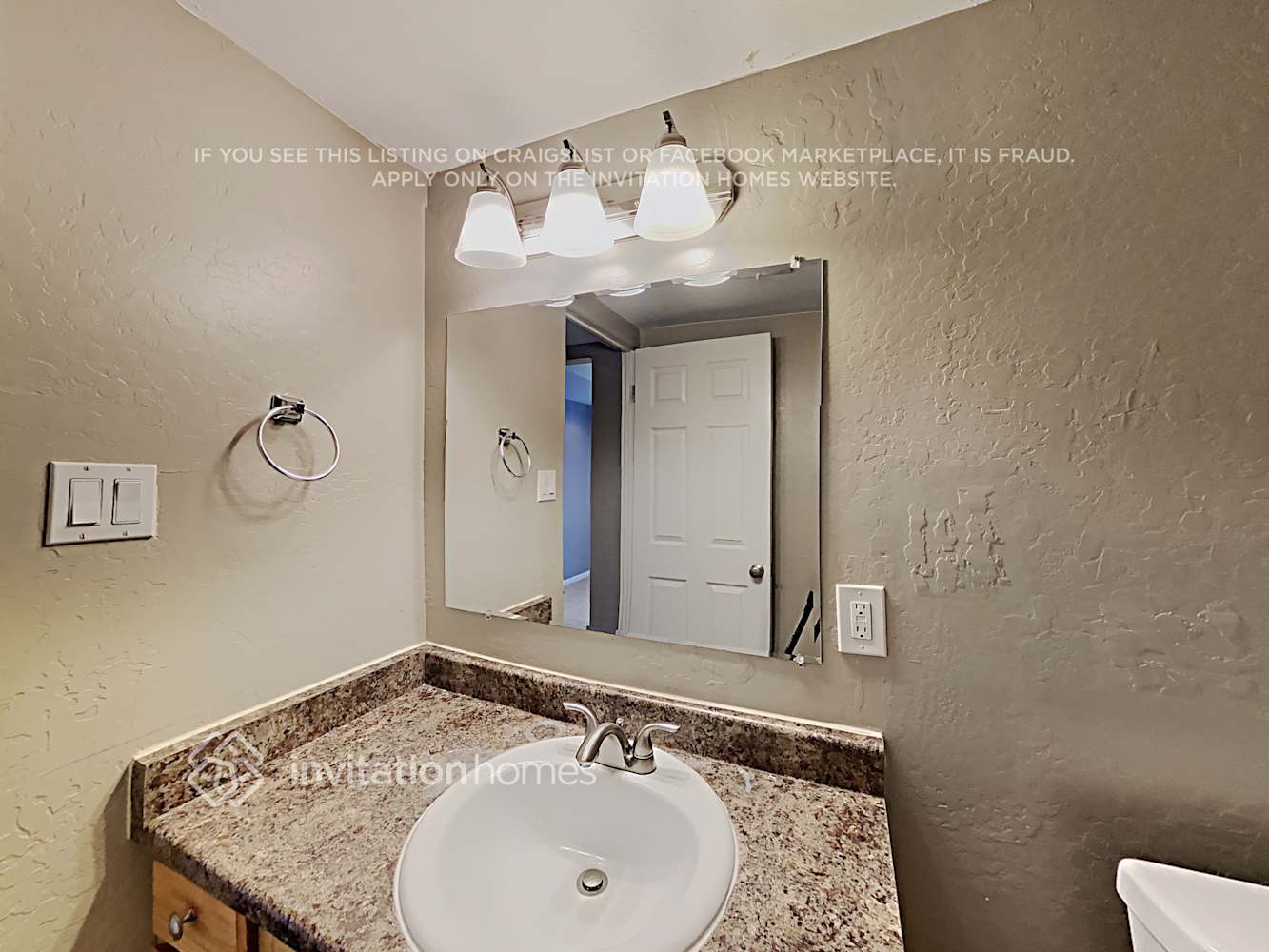 Building Photo - 2532 E Clarendon Ave