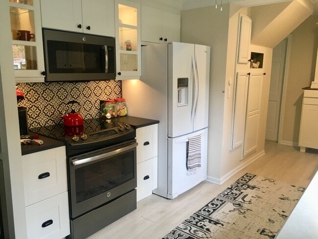 Building Photo - Home on East Bay – Impeccably Furnished Of...