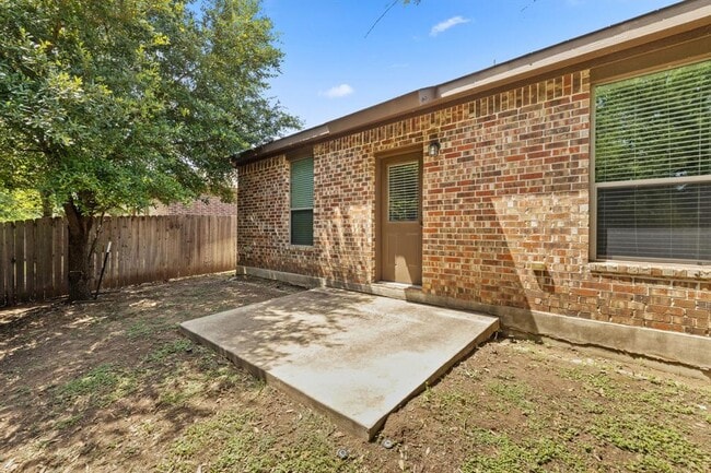 Building Photo - 119 Creekside Villa Dr