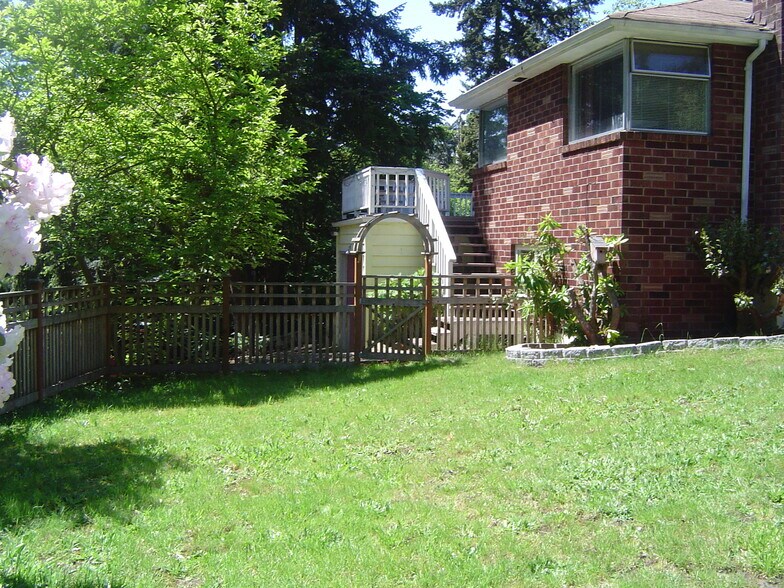Building Photo - 1560 NE 106th St