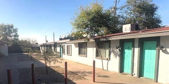 Building Photo - TERRIFIC 2 BEDROOMS 1 BATH SINGLE STORY FO...