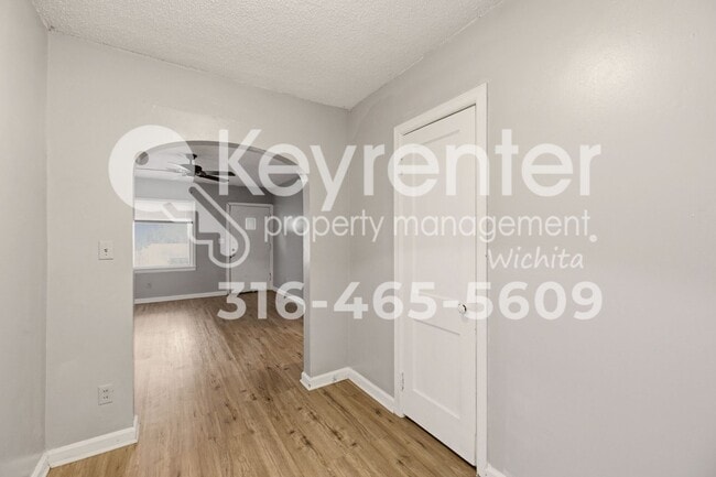 Building Photo - 915 N Harding Ave