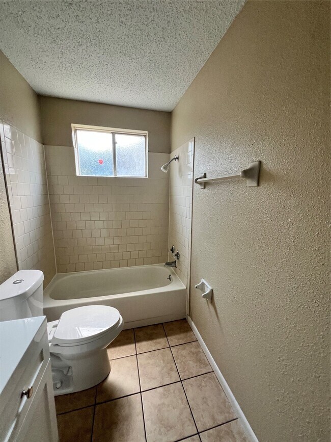 Building Photo - 15826 Willmore Ln