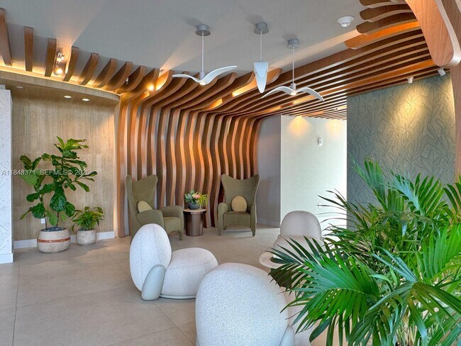 Building Photo - 700 NE 24th St