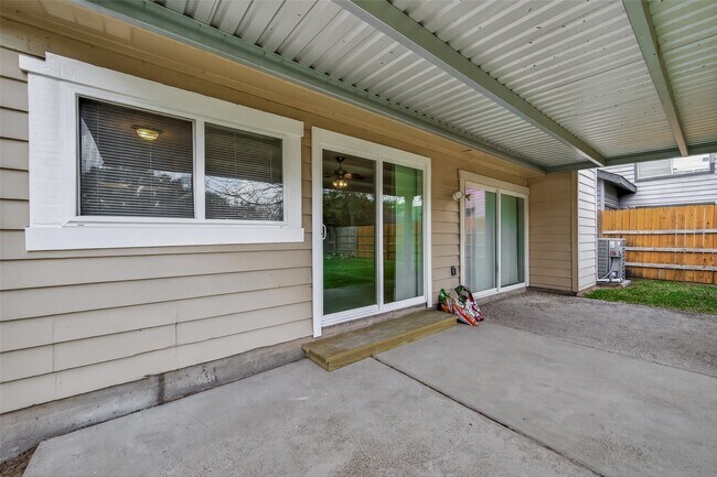 Building Photo - 1806 Foxlake Dr