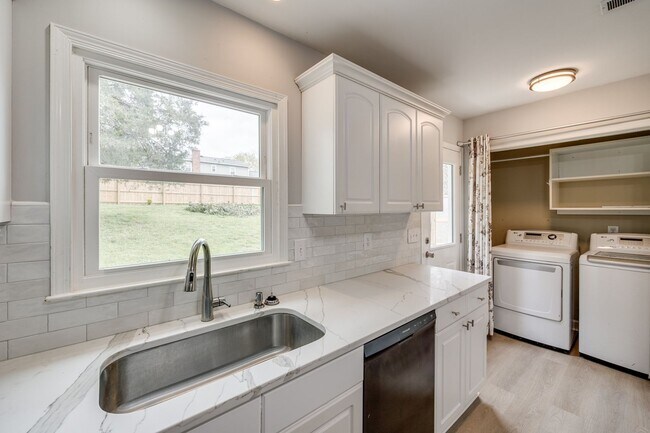 Building Photo - Beautiful 3 bedroom 2 full bath Ranch on a cul-de-sac in Charlotte's Walnut Creek community.