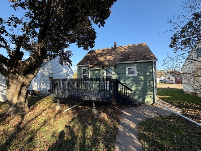 Building Photo - Newly Renovated 3-Bedroom Home - 1/2 Off f...