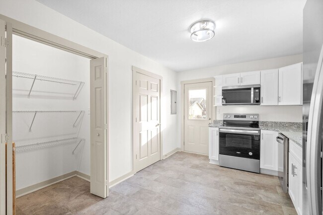 Building Photo - Renovated 3 Bedroom Home For Rent Near Downtown Clarksville