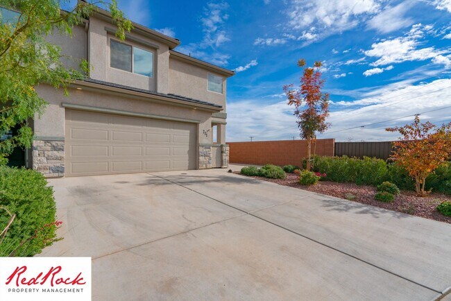 Building Photo - Beautiful townhome in desirable neighborho...