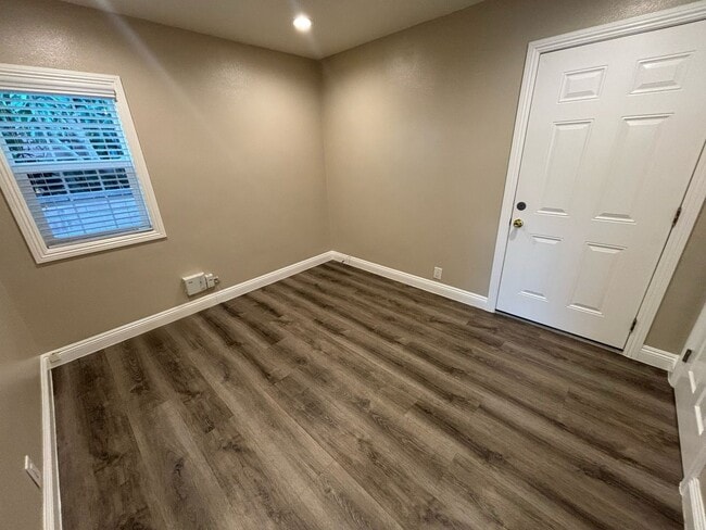 Building Photo - Spacious 2 Bedroom Home with 2 Bonus Rooms