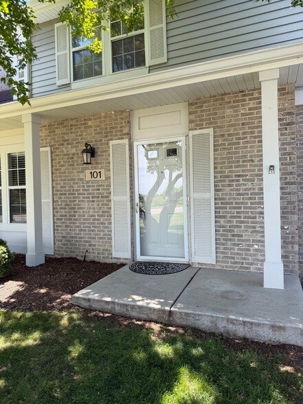 Building Photo - 101 S Oakhurst Dr